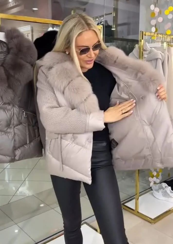 Elegantne jakk suleeritud õlgadega, karusnaha äärisega kapuutsil ja kootud varrukatega